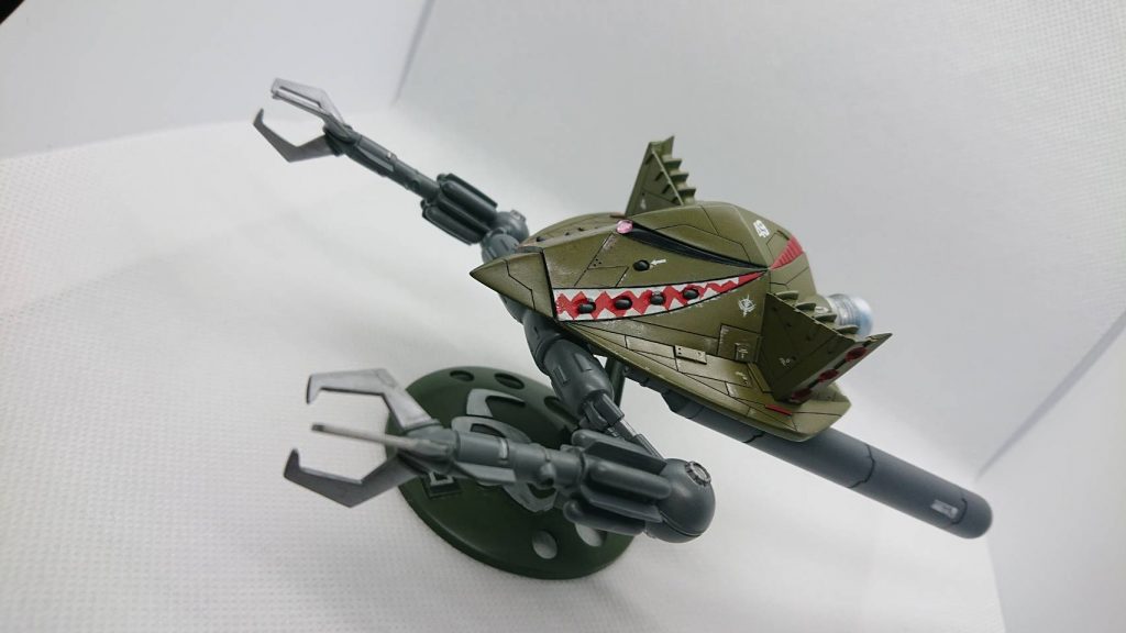 戦局悪化に伴う制宙権の減少の為、もともと一撃離脱を戦法とするビグロに自軍の根拠地から長駆進出用の大型プロペラントタンクを追加した。敵艦発見後は大型バーニアによる高速機動で一撃を加える。一撃の後は残りの推進材の節約が必要(帰りを考慮)であったり、高速化によりGが増加、操縦するパイロットを選ぶなどの問題もあり少数生産に留まったという設定です。