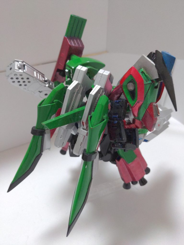 背面。リーゼのスラスターやGNプロトランチャーなどがギチギチに詰め込まれています。