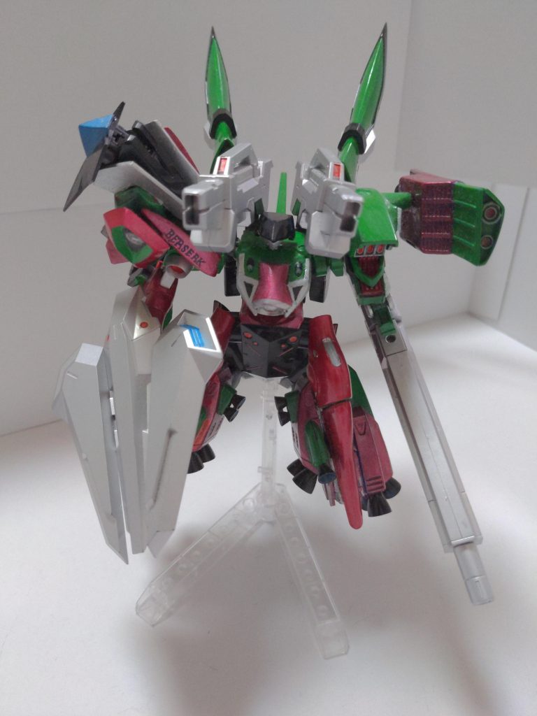 GNプロトランチャー展開、右腕は展開するとシールドに。ちなみに右肘にはGNドライブを積んでいます。