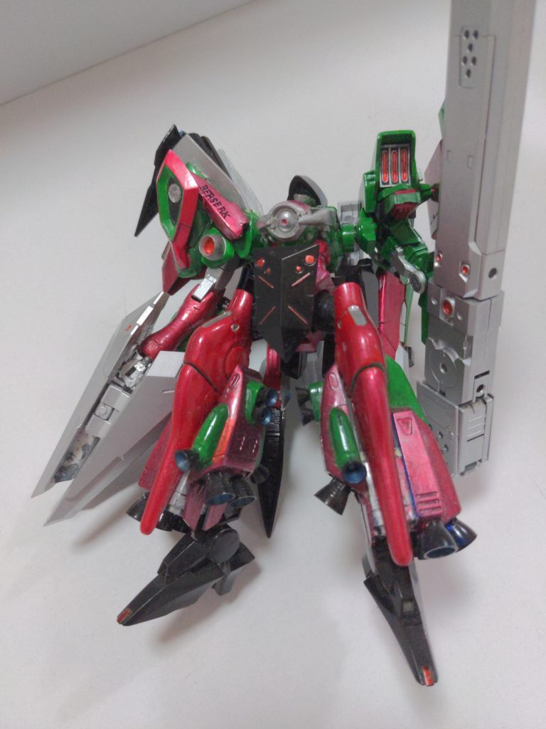 脚部には接地用の足首を展開可能。