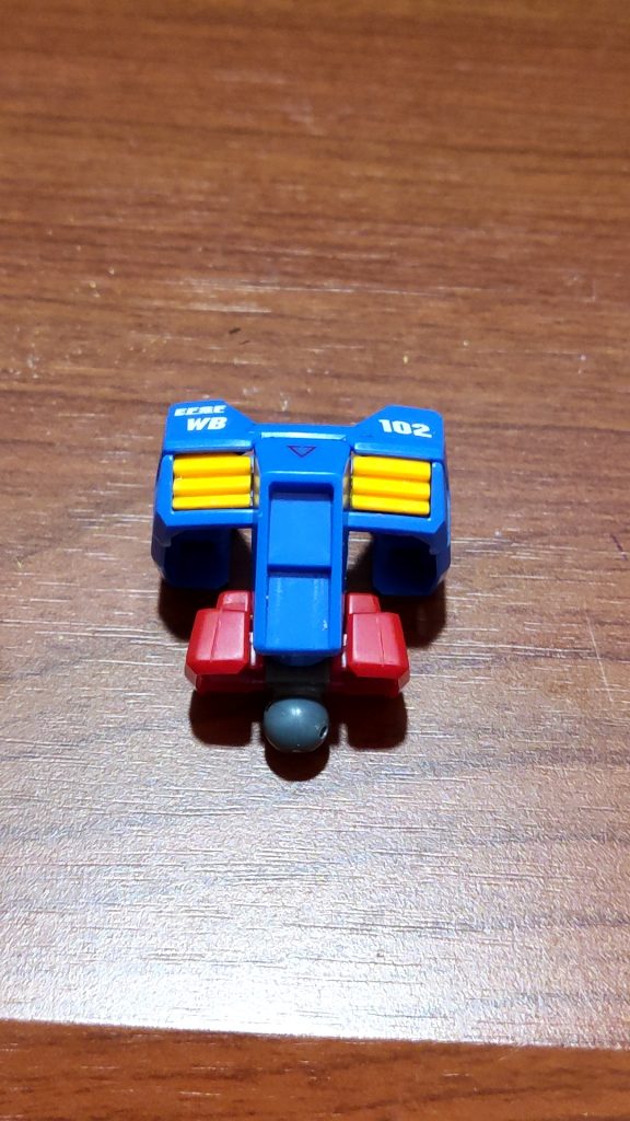 唯一、胸の黄色いダクト部分は、かさ増し。キットの状態では、奥に引っ込み過ぎていたので、切り離してプラ板を裏に貼り「ツライチ」に。向かって右側が、1mm増したもの(ここから削って、最終的には0.8mmくらいに)