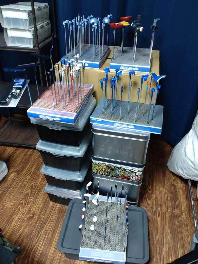 カラーは自分好みにしました。ブルー部はガンダムカラーMSブルーZ系、ライトブルー部はタミヤカラーパールライトブルーです。一部にMr.カラースプレーニュートラルグレーとタミヤカラーダークブルーを使いました。