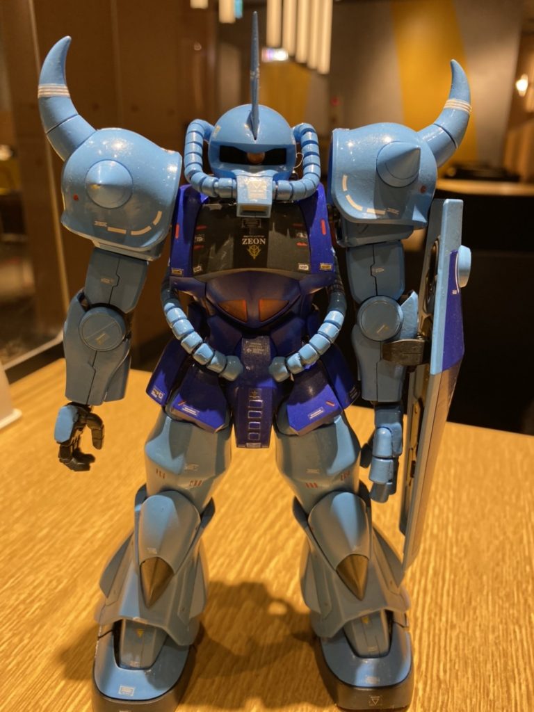 わかりずらいけど、ちょびっとディテールアップし…今回は筆塗りで、グフカスタムをイメージして水色とコバルトブルーで塗ってみました…。ラル大尉、すみません…( ﾉ;_ _)ﾉ