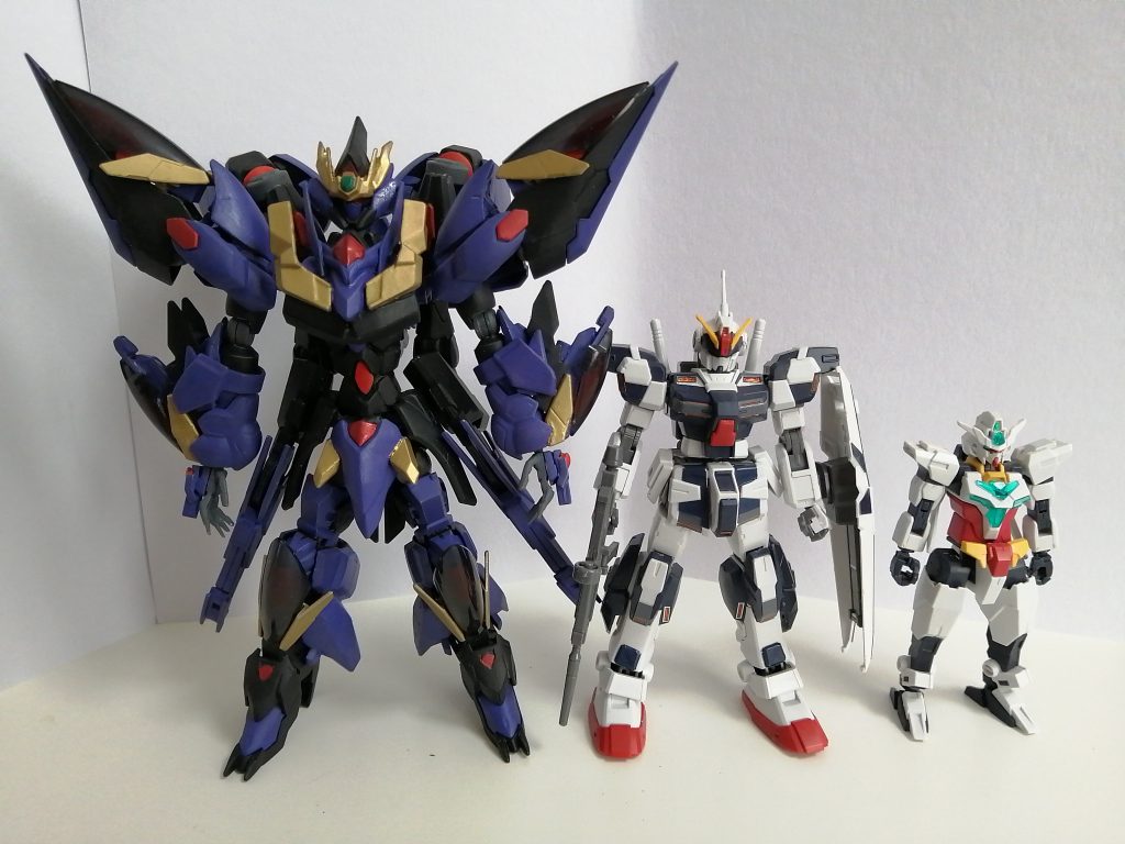 前、横、後ろとサイズ比較身長も高く、横にも広く、その上背部の武装ユニットのおかげで厚みもあります。重量もそれなりです。