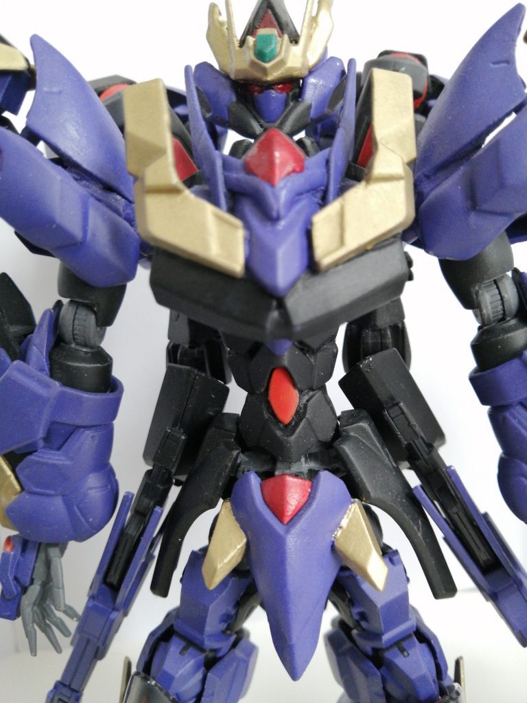 頭部や胸部のアップです。頭は意図せずガオガイガー似になりました。私にとって一番デザインがかっこいいロボットがジェネシックガオガイガーなので理想を現実にするとこんなふうになるのでしょう。頭の芯にしたのはGバウンサーです。あと、首元のパーツはグレモリーの角を貼り付けています。胴体はパテを盛ったグレイシャーを芯にしてゼルトザームの胴体でサンド。そして胸部の黒のパーツはトランジェントの膝アーマーで、金のパーツはSDフェネクスのシールドです。腹部は腹筋をイメージして作成。クアンタとGセルフの腹部を組み合わせました。なお、オレンジのパーツは半生体ビームユニットという設定です。