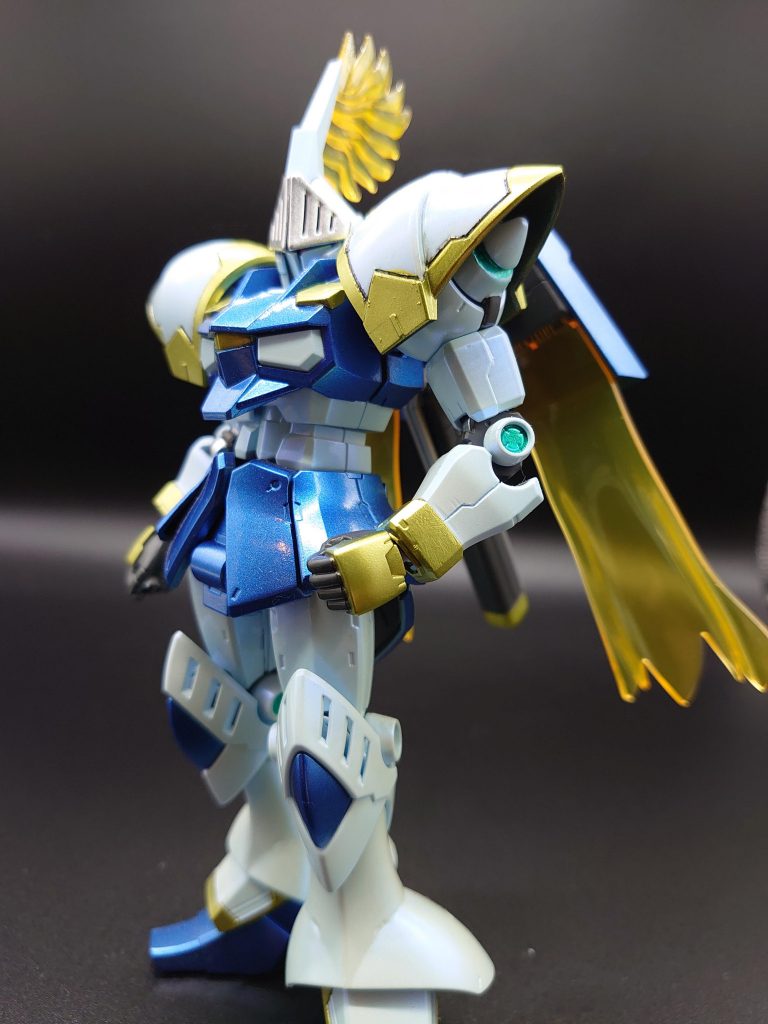 両肩のコーン型のパーツを凹状に加工&メタルグリーンに塗装し、なんちゃってGNドライブのような見た目にしてみました。