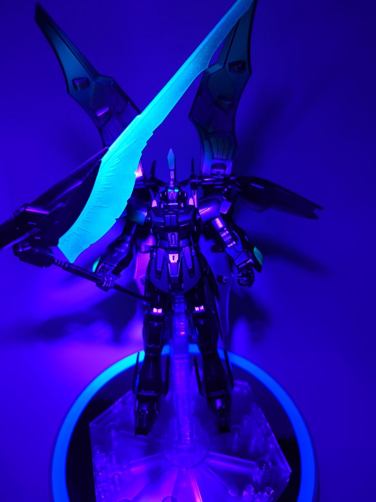 蛍光ブルーグリーンで塗装した箇所光らせてみました。暗闇で光る目とビームサイズはカッコイイ！