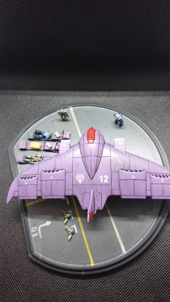 100均のお盆の裏側が木目調になっていたのでグレーで塗装しただけでなんとなく雰囲気が…。これは航空機など作成している方にはオススメですね。日本海軍の航空母艦の甲板の再現にピッタリだと思います。