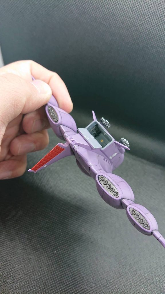 バーニアもピンバイスで堀直してます。格納庫は設定通り前後に３ブロックに区切り、フレームやビームはプラ板で作成しました。