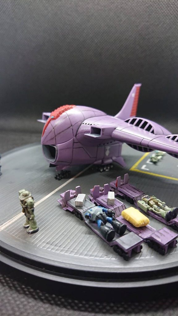 破損したズゴックはサムソントレーラーで運ばれて来た設定で、これからガウで後方の整備場に後送です。ザクは逆に新品なので武装も持っていません。コンテナの中身は久々の弾薬や食糧です。補給線の伸びきった地上戦線において、ガウが運んでくる補給品がどれだけ兵士の士気の維持に寄与したか想像できますね。ご覧頂きありがとうございました、今年はこの作品で締めたいと思います。皆さん良いお年をお迎え下さい。