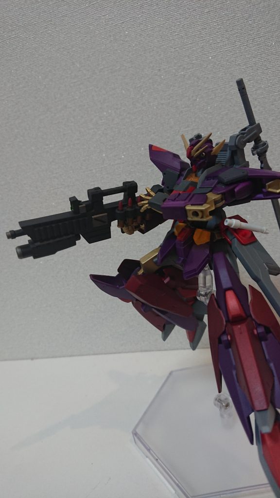 もちろん実体弾のライフルも装備してます。横に付いてる赤いのはグレネードランチャーの予備弾薬です。(笑)