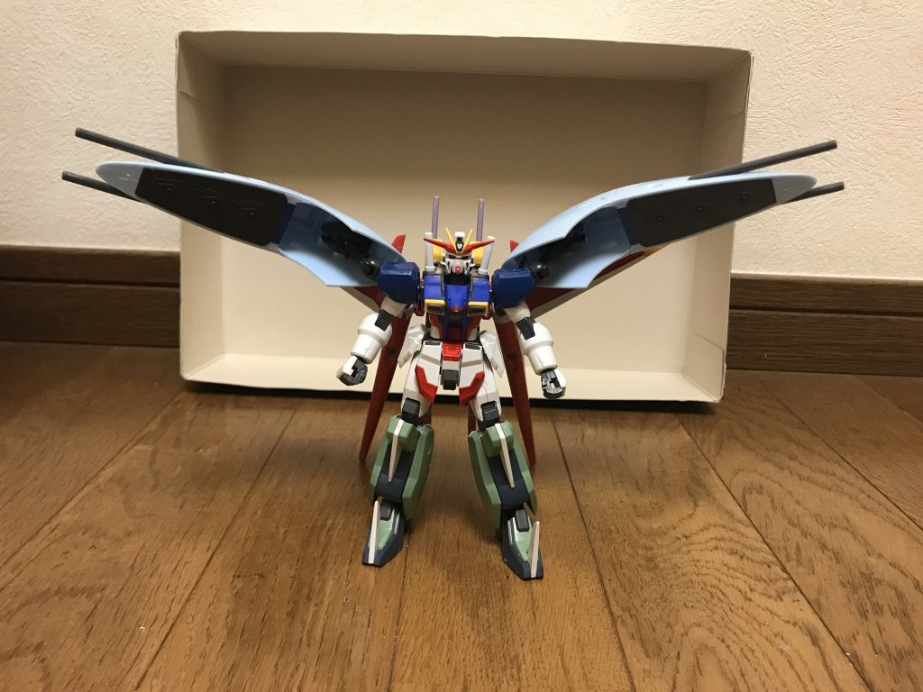 両腕部の固定武装「ZGMF-X31S アビスガンダム」の特徴であった実弾兵器を主軸とした射撃兵器が搭載されており、いずれもナノラミネートアーマーやPS装甲にダメージを与えられる攻撃力を誇る。両肩部シールド各種武装を搭載した攻防一体の盾であり、両肩に接続されている。陽電子砲さえも完璧に防ぎ切るほどの防御力を誇る。3連装ビーム砲シールド裏面に内蔵されたビーム砲。左右計6門をのビーム砲を一斉発射する事で、広域に存在する目標に対して同時攻撃できる。高速誘導魚雷シールド上部に左右合わせて4門内蔵された魚雷。水中戦のみならず地上戦や宇宙戦を問わずに使用可能。連装砲シールド下部に左右合わせて4門装備された実弾兵器。貫通力が高く、一撃でPS装甲を持つMS複数機を一撃で貫通するほど。