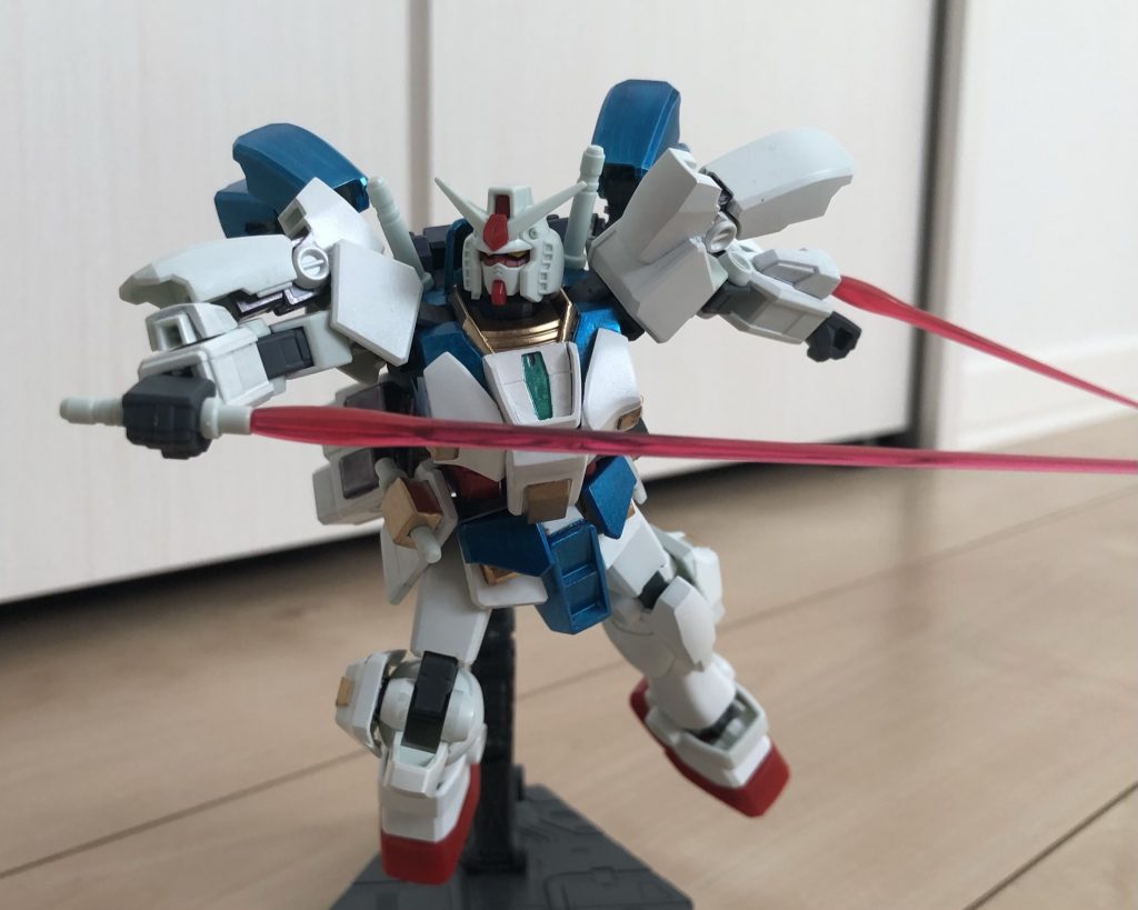 塗装が半端な状態ですが、HGガンダムから借りたサーベル刃を使ってのポージング。
