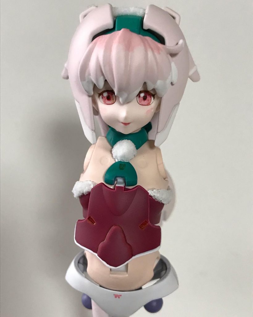 ここから工程です。ほぼほぼ全塗装です。メインの赤はシャアレッド、髪はアサヒペン・クリエイティブカラースプレーのミスティーピンクです。前髪だけ、ガンマカとリアルタッチマーカーで凝りました。