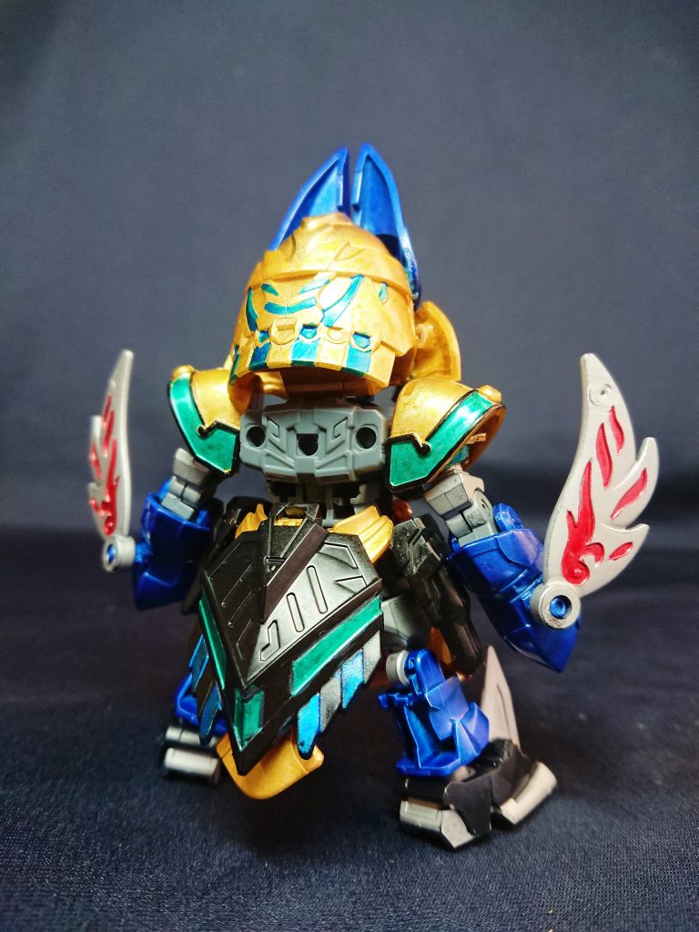 背中は頭部の可動を妨げないように何も取り付けていません。