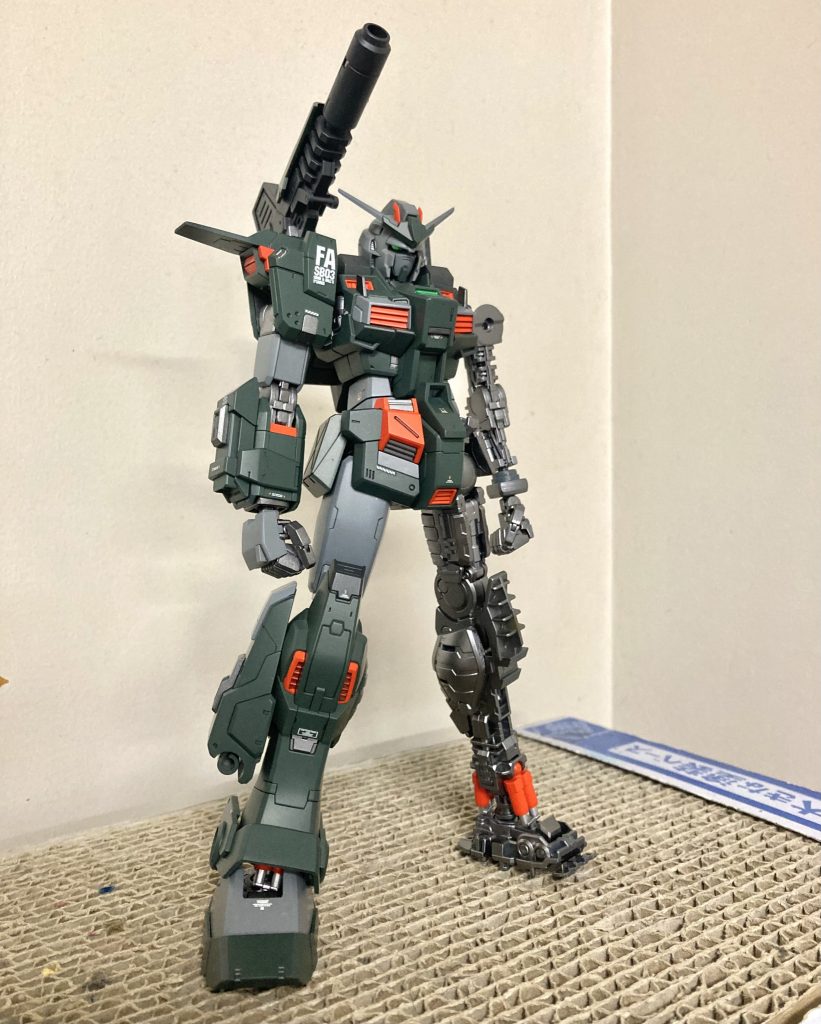 組み立て途中。フレームは可動を考慮しフレームメタリックを使用。