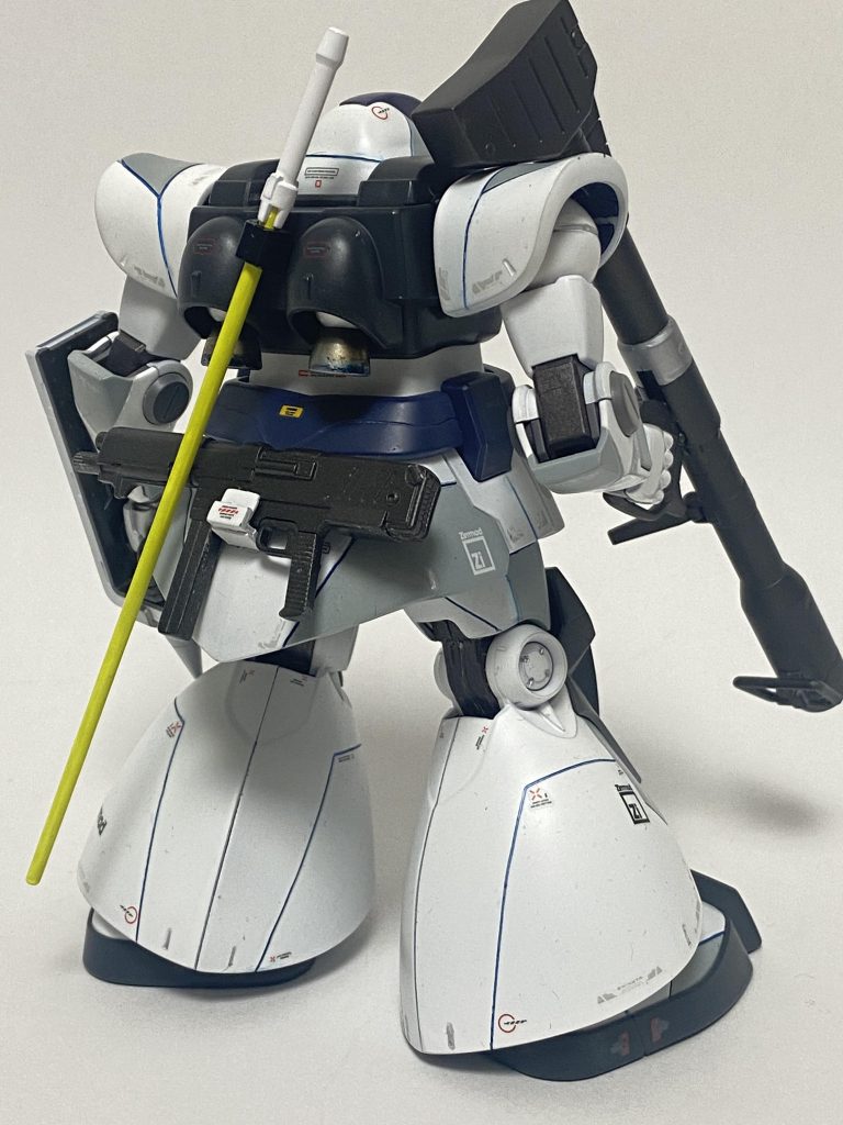 後ろスカートにMMP-80マシンガンを携行できるようプラ板でラック作ってみました。