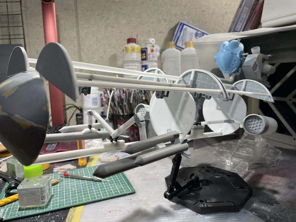 ウェポンコンテナには、ミサイル用の稼働アームを取り付けてます。