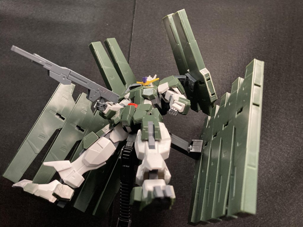 今回ポージングが今まで作ってきたガンプラの中で1番難しかったですその理由はビットなんです台座が無さすぎてしかも対応してないという……ですができる限りはやりました！！実はライフルビットに穴を開けてます素組みではありませんご注意ください