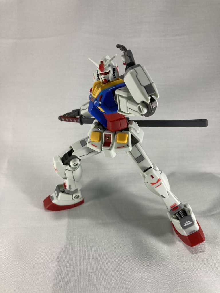 完全に思いつきで腰に刀をくっつけました。なんとなくかっこいい抜刀構えポーズが撮れたのでヨシッ！(現場猫)