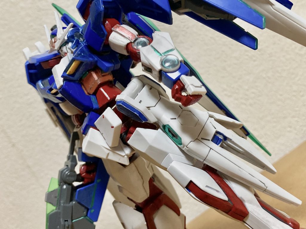 フレームは赤のメタリックに塗りました。GNドライブOから直接圧縮粒子をフレームに送り込み機動力を底上げし、トランザムの使用後の一時的なスペック低下を防ぐみたいなイメージです。トランザムフレームとでも名付けておきます。