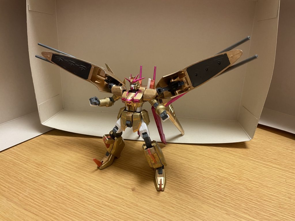 両腕部の固定武装プロトタイプから引き続き使用する。いずれも各種性能が極限まで高められており、以前よりも遥かに圧倒的な攻撃力と防御力を誇る。両肩部シールド各種武装を搭載した攻防一体の盾であり、両肩に接続されている。陽電子砲はおろか、コロニーレーザーさえも完璧に防ぎ切るほどの防御力を誇る。3連装ビーム砲シールド裏面に内蔵されたビーム砲。左右計6門をのビーム砲を一斉発射する事で、広域に存在する目標に対して同時攻撃できる。威力と連射性能が大幅に上がっており、一発だけで戦艦を撃沈し、FT装甲をも軽々と破壊可能とするほど。高速誘導魚雷シールド上部に左右合わせて4門内蔵された魚雷。プロトタイプと変わらず、水中戦のみならず地上戦や宇宙戦を問わずに使用可能。こちらも破壊力が大幅に高まり、核弾頭ミサイルにも匹敵する威力を誇る。連装砲シールド下部に左右合わせて4門装備された実弾兵器。プロトタイプに比べて貫通力が大幅に強化されており、一撃でスペースコロニーさえも貫通するほど。