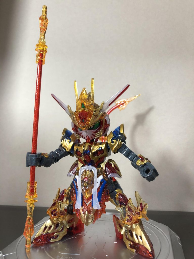 先ずは通常モード、改修点は腕をクロスシルエットブースターで延長とヒジの可動化、足首をボールデンアムアムの部品で延長、今回のコンセプトは仮想ガンダムベース限定版なんで1番クジのクリアカラーverを使い可能な限りクリアパーツに変更し、セリアのユニコーンパウダーでラメ入りクリアでコートしてます。広い面はエアブラシ塗装、マスキングが難しい所は筆塗りです。