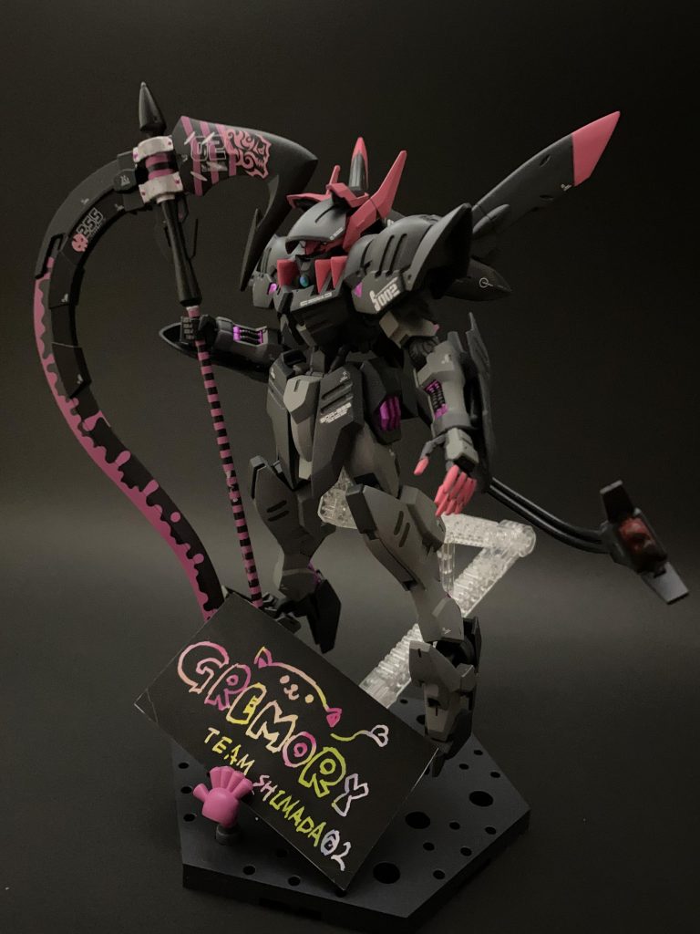 設定をば。当機体はゴスロリメンヘラ幼女が使うわけですが、この幼女は父親の趣味に無理矢理付き合わされてガンプラをしています。父親の作風に合わない作品を作るので父親が作った機体に乗せられています。