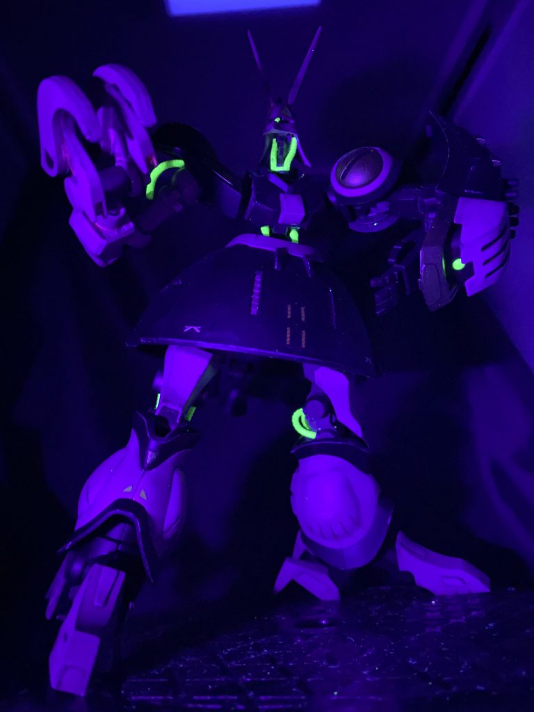 緑系のパーツには蛍光塗料を使用し、UVライトでビコーン！と決まるように！！