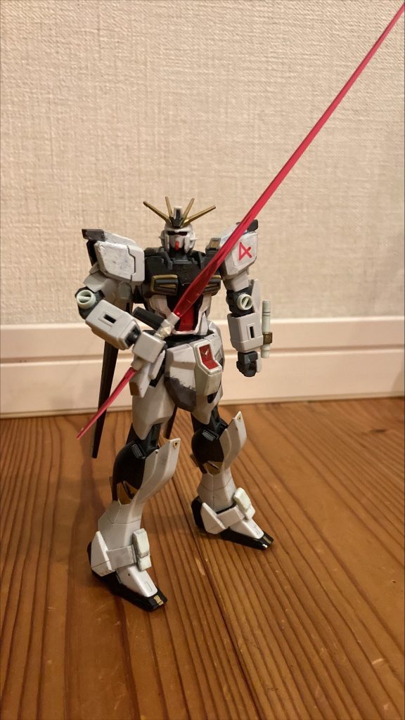 このように作りました。なぜこんなものを作ったのか?実は、本当はHGUCνガンダムが欲しかったのですが、売り切れてしまい、泣く泣くフォースインパルスガンダムを買って帰ったんです。何を血迷ったのか、あの頃の自分は「どうせなら改造しちゃえ」と思ったんです。満足のいく出来になりましたが、強いていえば塗装をもっと綺麗にしたかったな。フィンファンネルも何とかせねば。HGUCνガンダムの代わりに作ったのに、余計νガンダムが欲しくなりました。また探してみるかな。それではまた。