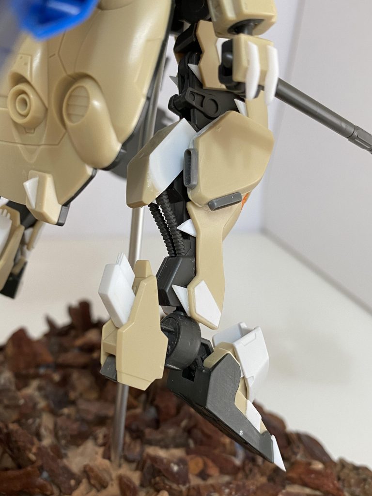 苦労した脹脛など・・・牙感を出すために棘を追加しました。ここまで読んでくれてありがとうございます。この作品は2021年1月くらいから作り始めました。その後、妻が癌になり模活が限らている日々でやっと年末完成しました。ほぼ1年かけていますが、内容は1年の作品ではないかもしれません。ただ、妻が長い治療&手術成功に区切りがついてここまでたどり着けました。そんな個人的な思いが詰まった作品です。作品レベルはともかく年末&年始にこの作品を投稿できる事がとても嬉しく思います。2022年は虎年ですが私にとっては獅子年ですwガンプラ好きな人にとって健康に楽しく模活が出来る事を共に祝いましょう!