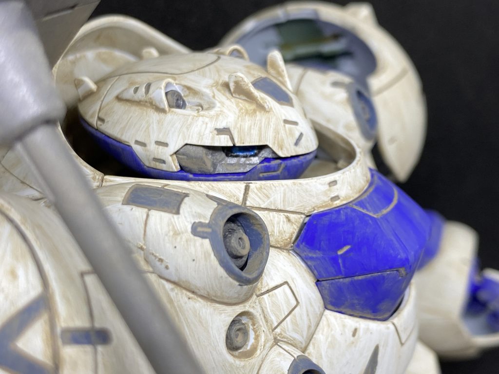 灰色の部分は筆塗りでソンブルグレー、アイの部分はブラックプライマーを下地にしてクロームシルバーの上にクリアーブルーを塗ってます。