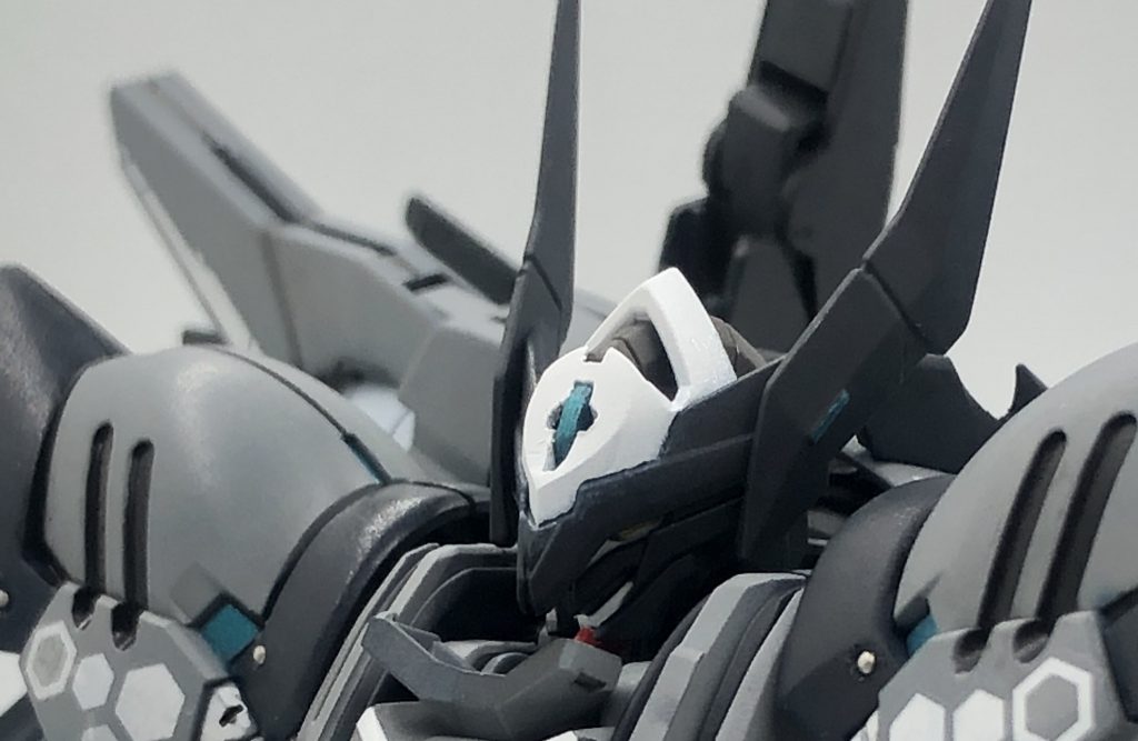 顔のアップ。アゴを新造してガンダムフェイスにしつつ、額の部分なども若干デザイン変更してビルドシリーズらしいマイナーチェンジをしてあります。アゴをはめこむための台形の溝を掘るのが細かすぎてすごく大変でした。。(もともとは百式みたいなアゴなしフェイスです)