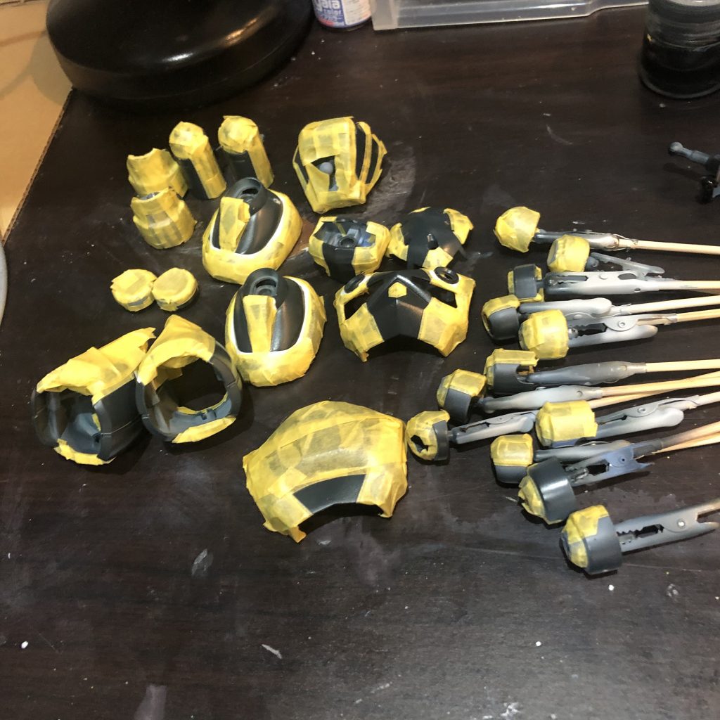 苦手な工程マスキング。トーク系youtubeを流しながら、ただひたすら作業に徹します。