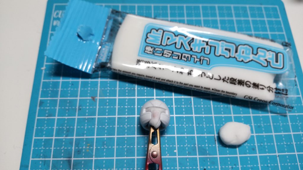頭の塗り分けには今回はじめてマスキングねんどを使いました。