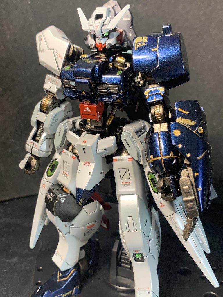 プリズムブルーブラック部分は水性ホビーの金で墨入れ。流行りこういう色に金はあいますね。