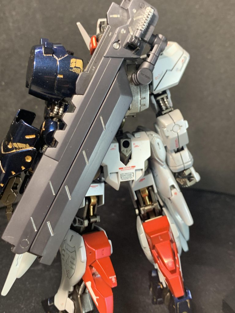 プリズムブルーブラック部分は光沢仕上げ、それ以外は半光沢仕上げにしてみました。いい感じでアシンメトリーなアスタロトくんに合う感じになったのではないかなーと。