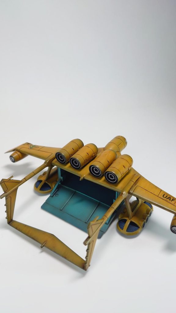 地味ですが、プラバンにて輸送対象機が降りる際の段差をなくす為のタラップ的な物を1枚追加してみました。