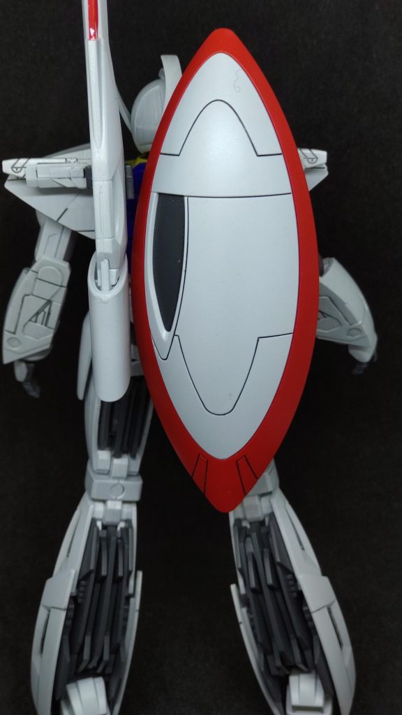 背面マウントも、ライフルとシールドをマウントする部分だけグレーなので塗り分けあって、結構事前に調べておかないと駄目ですね。足裏のスラスターベーンはいいデザインですよね。