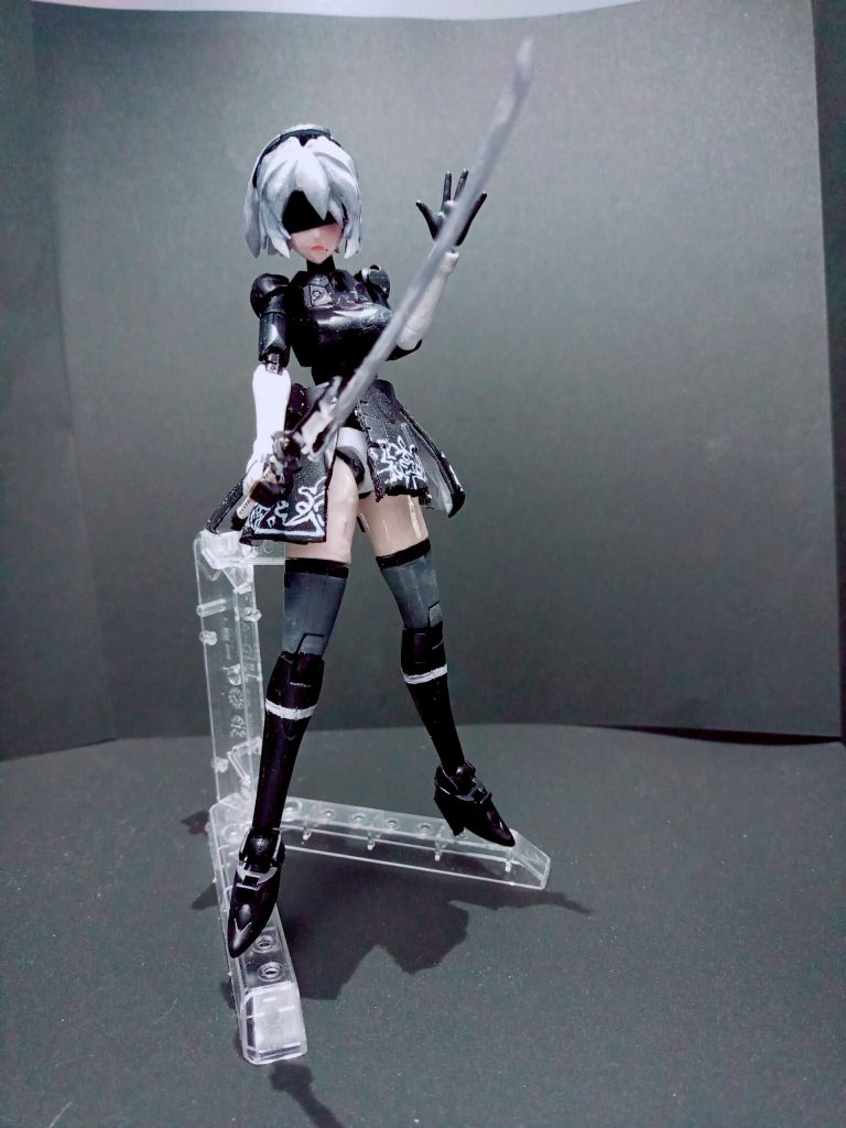 スカートは全体的に短くして右前側は少し切り込んでます。