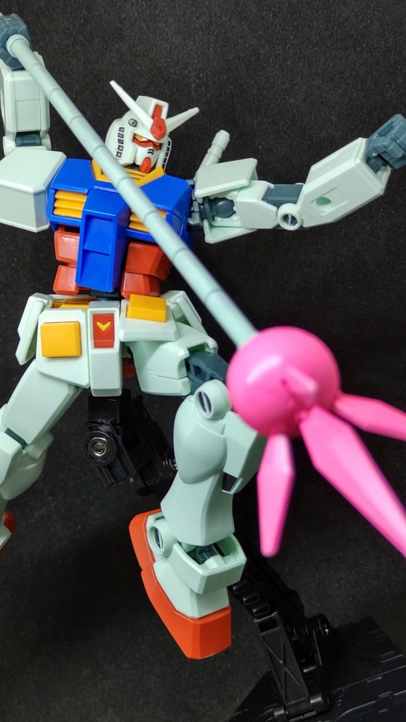 第６３話「あと、どうせ塗装必須ならビームジャベリンの成型色は白にしろ」でのポーズです（違ジャベリンも成型色グレーだったのは許せなかったので白サフからのおなじみガンダムホワイトにデイトナグリーンを数滴混ぜて塗装。成型色の再現は出来ませんでしたがまあ妥協。ビーム球は毎度おなじみガンダムマーカー蛍光ピンクをガンダムマーカーエアブラシシステムで。水性ホビーカラーにも蛍光カラーだしてよクレオスさん。