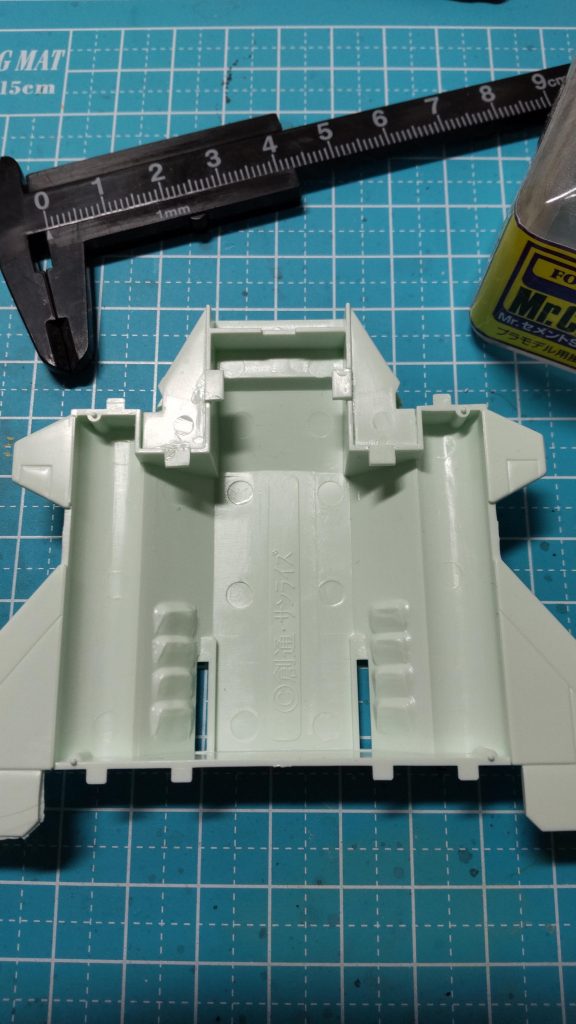 セイラ機組んだ時、インテーク(?)部分に2箇所穴が残ったのが嫌だったので、スレッガー機では着陸脚のカバーの部品のうち余る9番を切って貼り、穴を埋めました。