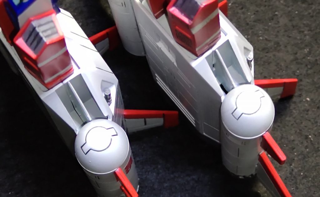 おかげで2箇所の穴は目立たなくなりました。左が今回のスレッガー機、右が前回のセイラ機です。