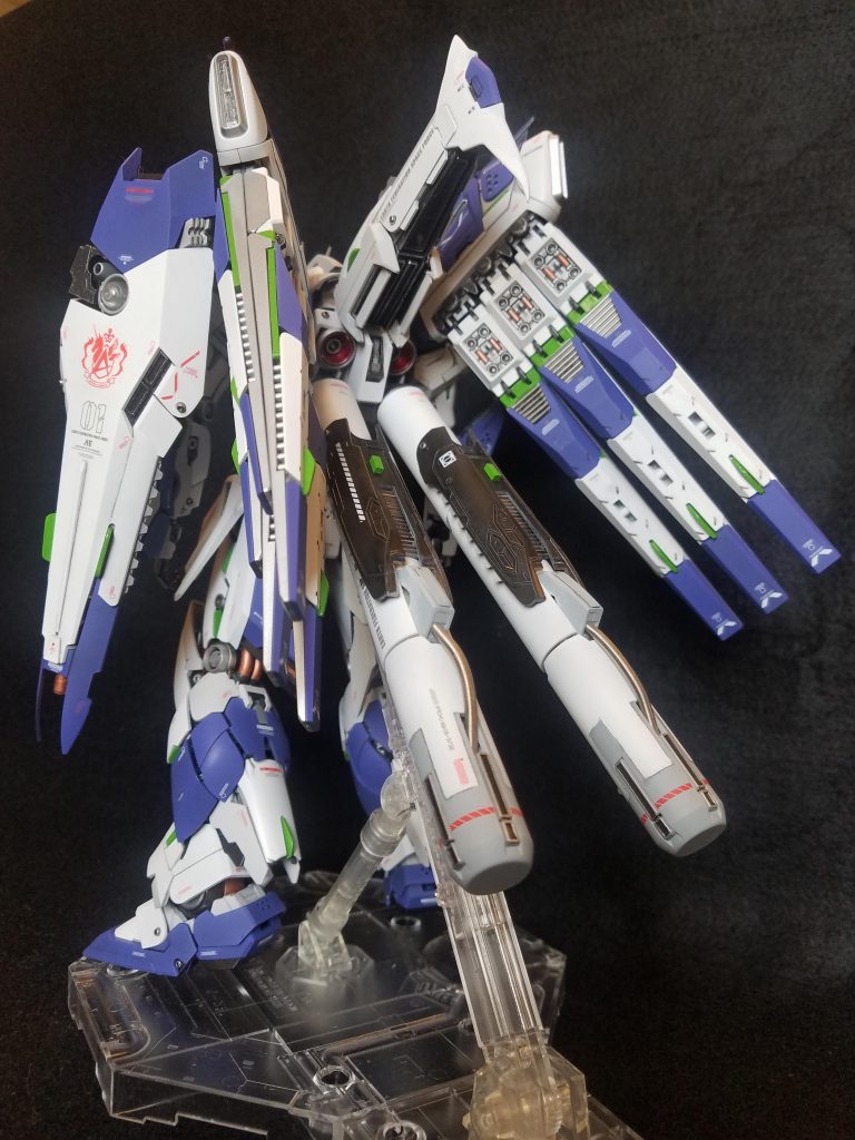 ファンネルは外装を3分割に加工してから色分けしました。塗装は筆塗りと缶スプレーのみです。