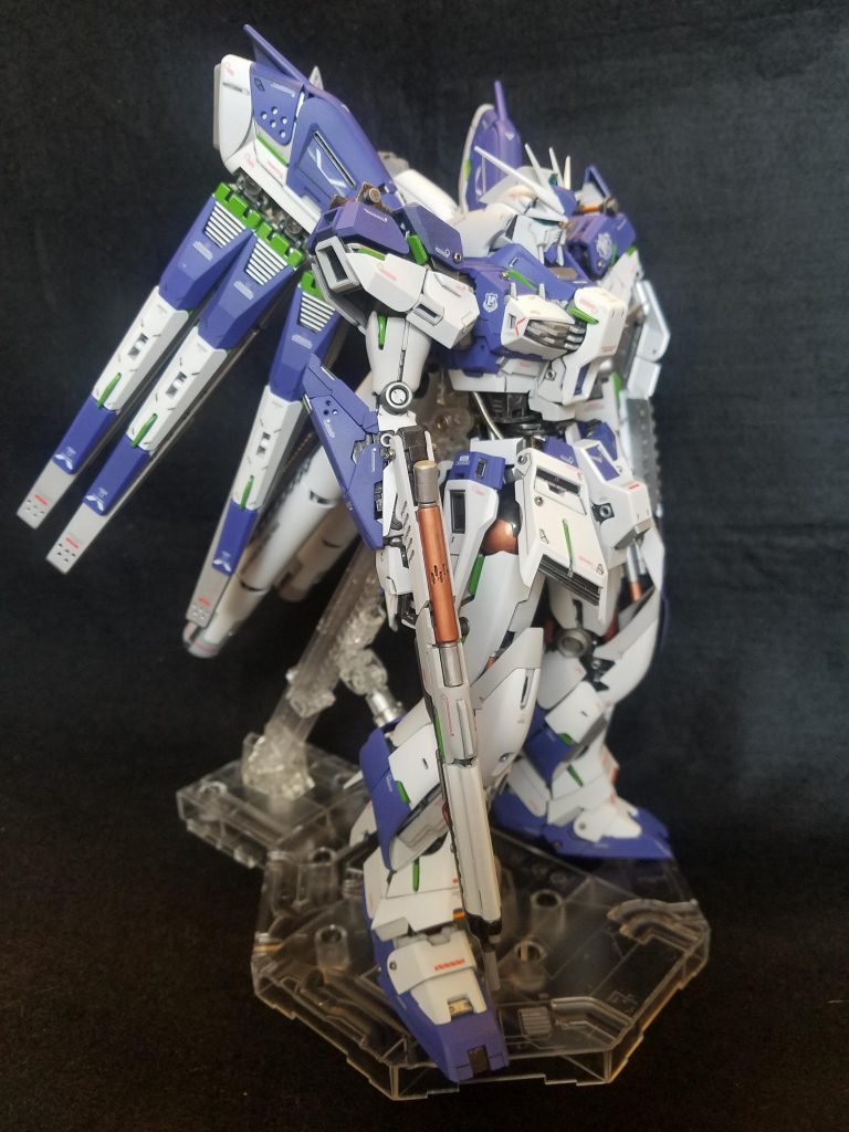 主な加工は胴体の延長と頭部襟足の追加。それと、全体にパーツ分割をしていって、サイコフレームをイメージした緑色のパーツの追加です。追加のスジボリはいっさいしていません。