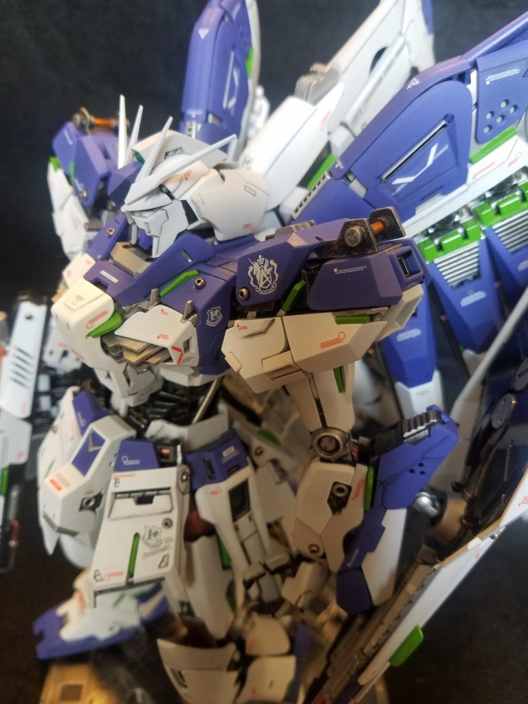 胸のフィンみたいな部分もプラ板から加工しました。ver.kaは水転写式のデカールがついているので助かります。装甲は艶消しでコートして、関節などのメカ部分は光沢仕上げです。