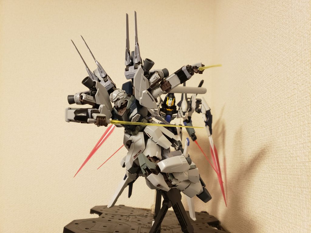 肩のバーニアはHGサイサリスとMGシナンジュスタインの余剰パーツでガーベラテトラを参考にというのは約2割ほどで残り8は割はシナンジュスタインの人気作品や知り合いの作品を見てかっこいいと思ったので参考にしました