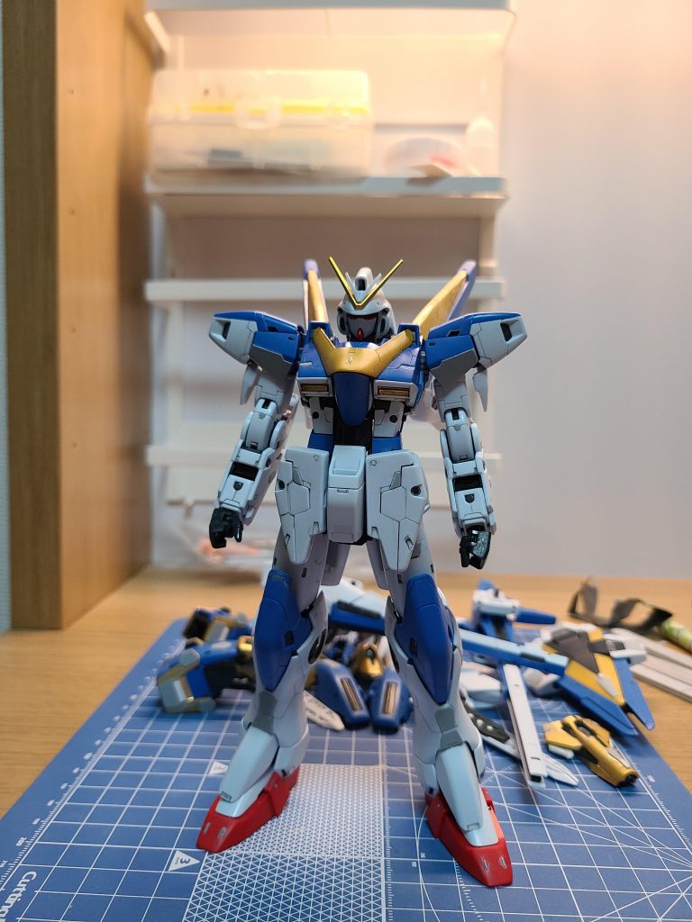 一番時間がかかったのはディテール追加ですが、次に胸部の小型化に時間がかかりました。如何に変形合体ギミックを残しつつボリュームを抑えるか？試行錯誤しながら、なんとか形になりました。頭部パーツは頬パーツの分割ラインを変更しマスクパーツを後ハメできるように変更してから頭部側面の合わせ目を消しました。