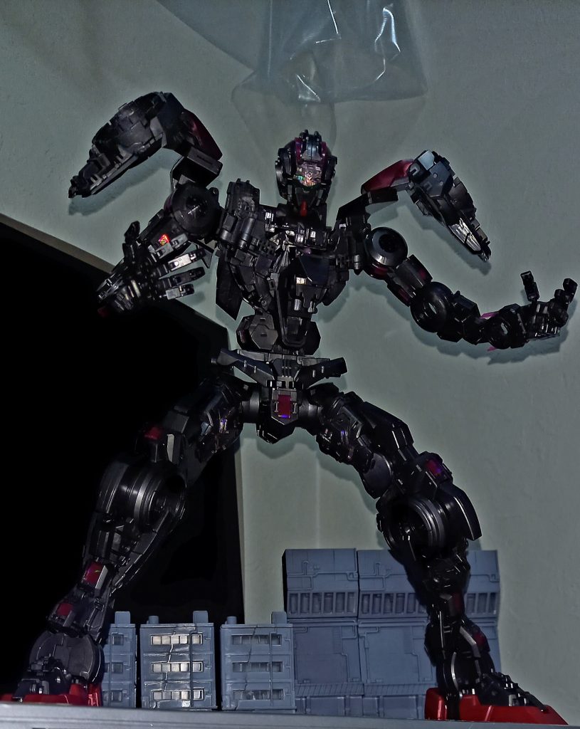 フレーム状態だと怪獣みたいだ！