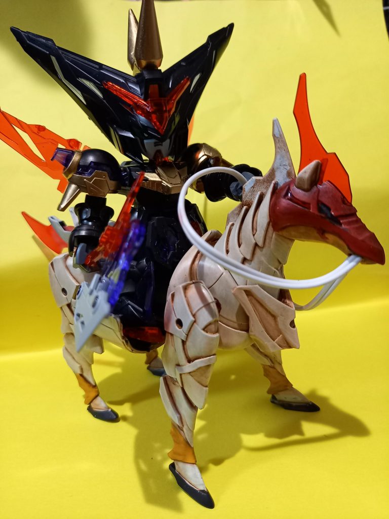 馬の前部分の装甲をカットしてイヤホンチューブで手綱を付けただけ。